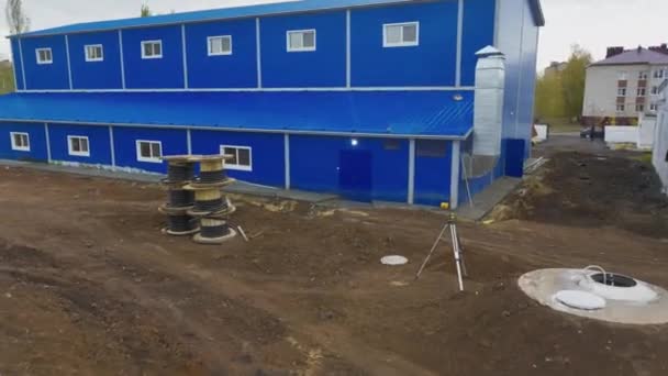 Bobinas Cable Frente Edificio Industrial Azul Sitio Construcción Mantenimiento Del — Vídeos de Stock