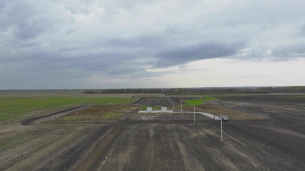 Klein Station Met Witte Gebouwen Herfst Veld Luchtfoto Industriële Faciliteit — Stockvideo