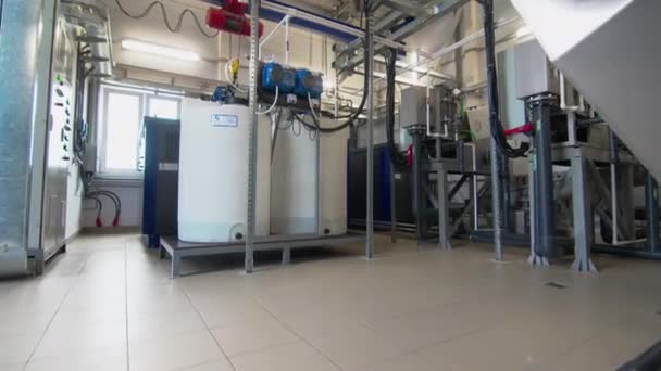 排水処理プラントで凝集剤ポンプを投与するタンク 自動化された研修会の下水材料の処理装置 — ストック動画
