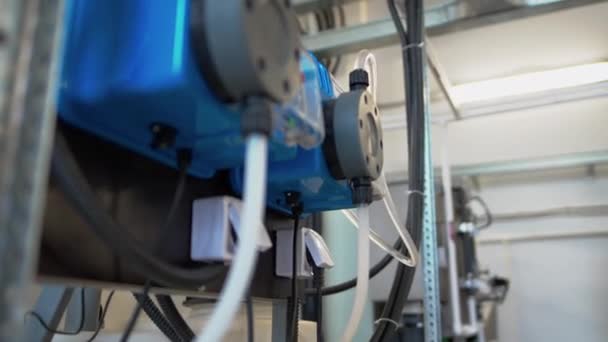 工場の研修会の閉鎖の薄い管そしてソケットが付いている凝集した投薬ポンプ装置 現代の排水処理設備ツール — ストック動画
