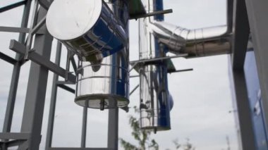 Havalandırma sistemi parçası fabrika atölyesine yakın çekte bağlı. Fabrikadaki havalandırma kanalından oluşan büyük bir tüp.