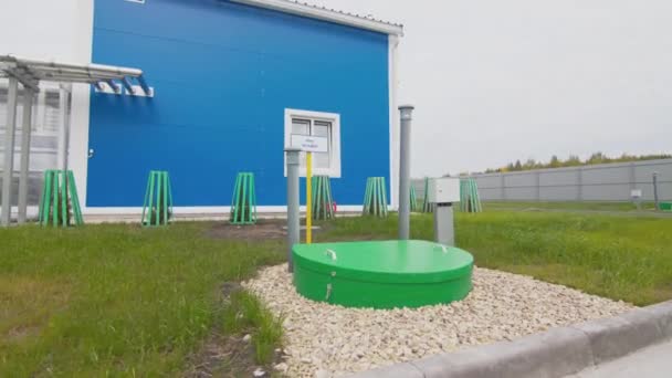 Mavi Sanayi Binasının Yakınındaki Atık Kanalizasyon Pompalama Istasyonunun Kapağı Kapalı — Stok video