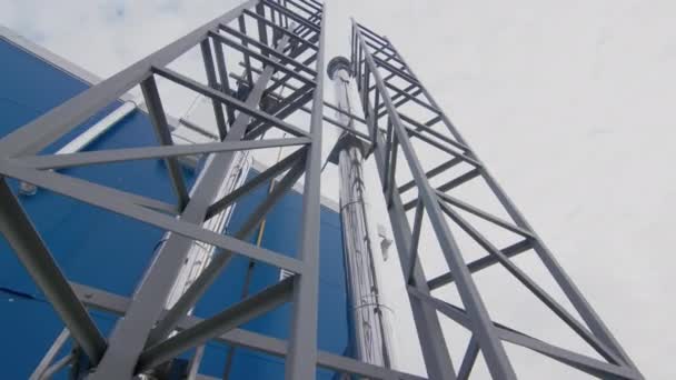 Çelik Boru Hatları Mavi Sanayi Binalarının Destek Kolonları Serinletici Fabrika — Stok video