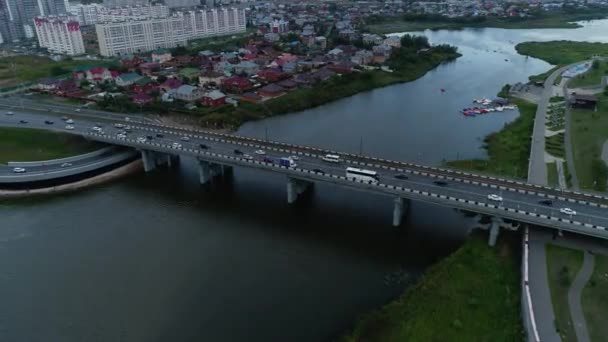 Coches Camiones Navegan Por Los Carriles Del Puente Ciudad Durante — Vídeo de stock