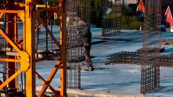 Bauarbeiter Repariert Metallkonstruktion Die Stabilität Gewährleistet Professionelle Arbeiter Installieren Paneele — Stockvideo