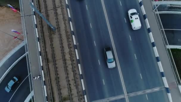 Kierowcy Poruszają Się Moście Miejskim Jadąc Różnych Miejsc Most Miejski — Wideo stockowe