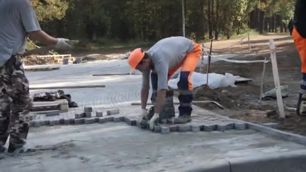 Almaty Kazakhstan Agosto 2023 Trabalhadores Profissionais Colocam Pedras Pavimentação Estrada — Vídeo de Stock