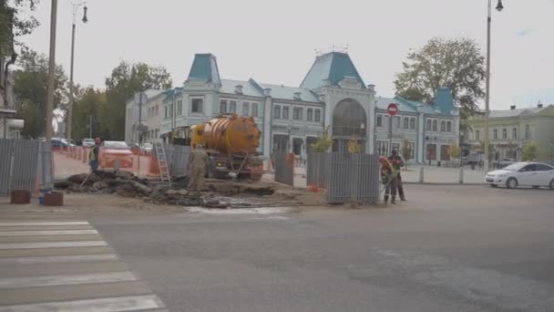 Almatia Kazakhstan Sierpnia 2023 Pracownicy Naprawiają Uszkodzenie Kanalizacji Kopiąc Grunt — Wideo stockowe