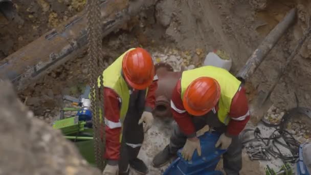 Almaty Kazakhstan Agosto 2023 Construtores Instalar Nova Flange Tubo Quebrado — Vídeo de Stock