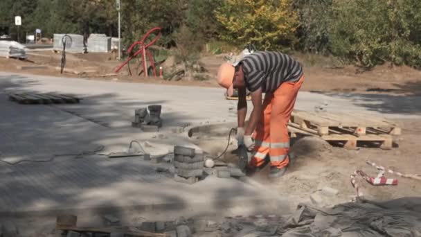 Almaty Kasakhstan August 2023 Arbeiter Schneidet Pflastersteine Mit Scheibensäge Loch — Stockvideo