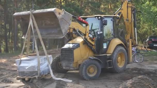 Almaty Kazakhstan August 2023 Bulldozer Carries Pallet Concrete Blocks Park — Stock Video
