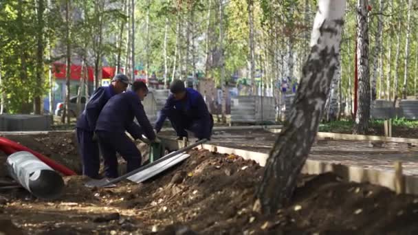 Almaty Kazakhstan Août 2023 Les Constructeurs Tirent Des Tuyaux Sous — Video