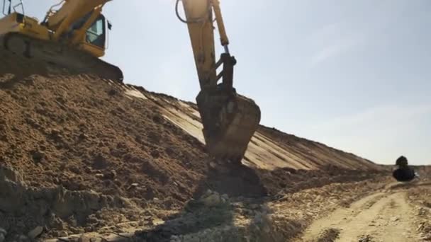 阿尔蒂 哈萨克斯坦斯坦 2023年8月26日 挖掘机在沙质地形中挖洞 桶式挖掘机处理大堆砂信号启动施工过程 — 图库视频影像