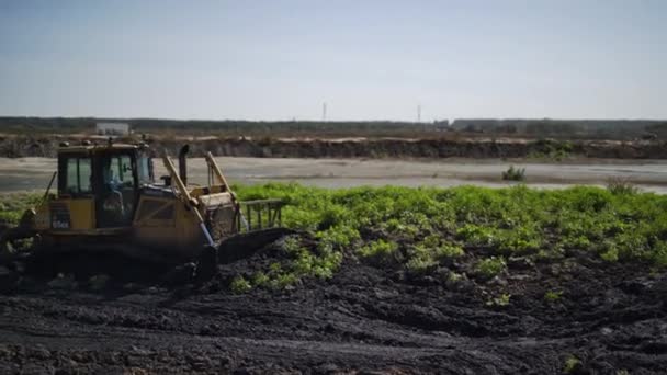 Almaty Kazakhstan August 2023 Bulldozer Utjämning Jord Och Gräs Platsen — Stockvideo