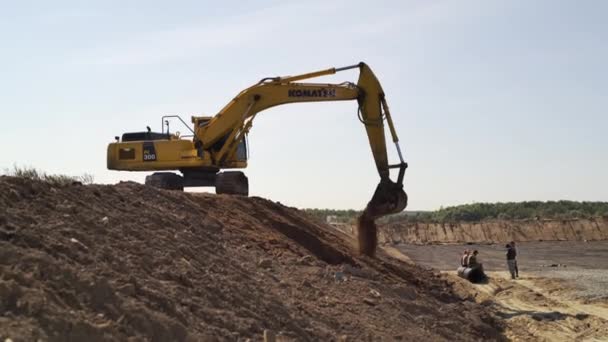 Almaty Kazakhstan August 2023 Excavator Digs Soil Pours Ground Out — Stock Video