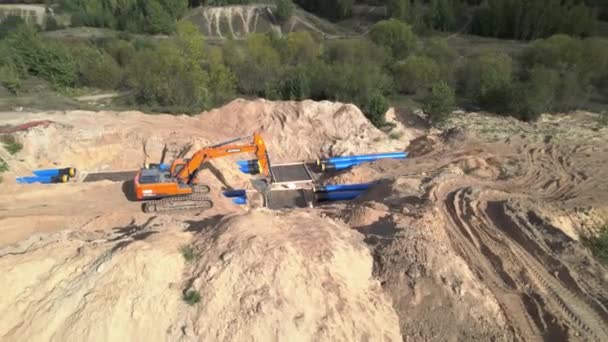 阿尔蒂 哈萨克斯坦 2023年8月26日 挖掘机为工人铺设地下水管挖掘地面 建筑工人为向居民供水所做的艰苦工作 — 图库视频影像