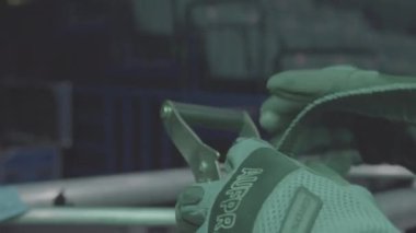 İşçi kemeri ve metal çerçeve yakın çekim kancası. Atölyedeki leşi desteklemek için detaylar. İnşaat alanı teknolojisi