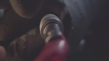 Çalışan, inşaat alanındaki kabloların metal bağlantısını büküyor. Elektrikçi kablo ağını küçük ayrıntılarla düzeltiyor
