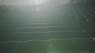 Amfitiyatro salonundaki projektörlerde boş seyirci koltukları. Konforlu sandalyeler müzikholde ziyaretçileri bekliyor. İç tasarım