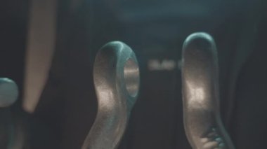 Fabrika atölyesinde metal menteşe saplantısı için işçi kontrolleri. Demir parçaları fabrikada vida iğnesiyle tutturuluyor. Mekanizma ayrıntıları