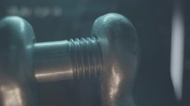Ekip, fabrika atölyesine yakın çekim sırasında metal bağlanma menteşesine kilitleniyor. Asansör cihazına demir pimi takılmış bir alet tamir ediliyor. İnşaat alanı çalışması