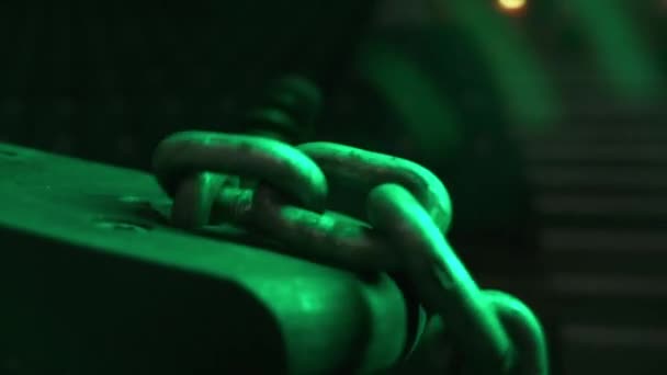 鋼棒の穴を通って引っ張られた金属の鎖は緑の効果の閉鎖を調節しました 倉庫のウィンチホイストの貨物持ち上げメカニズム インダストリアル機器 — ストック動画