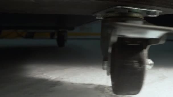 Γυρίζω Τον Μαύρο Τροχό Στο Κάρο Οδήγησης Κλειστό Παγοδρόμιο Μηχανή — Αρχείο Βίντεο
