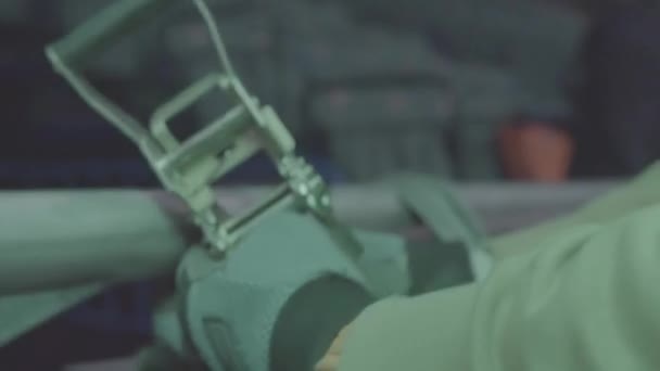 Dipendente Tira Cintura Fissaggio Tramite Scatto Primo Piano Dello Stadio — Video Stock