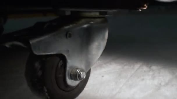 Rotační Kolo Vozíku Tmavém Hokejovém Hřišti Detailu Baterky Bruslení Kluziště — Stock video