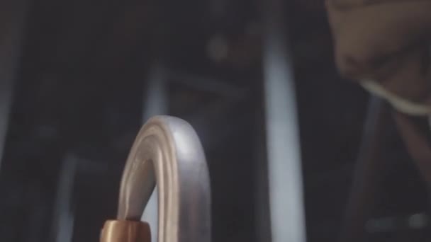 Arbeiter Verbindet Federknopf Mit Metallschlaufe Halbdunklen Raum Nahaufnahme Bauarbeiter Bereitet — Stockvideo