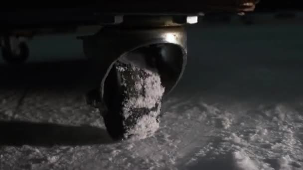 手电筒特写时冰球台上的车轮被压碎的冰块覆盖着 在工作场所滑行现场清洁卫生设备 体育体育场 — 图库视频影像