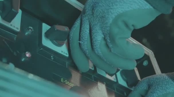 Υπάλληλος Προστατευτικά Γάντια Γυρίζει Μοχλούς Για Ξεκινήσει Μηχάνημα Εργαλείο Closeup — Αρχείο Βίντεο