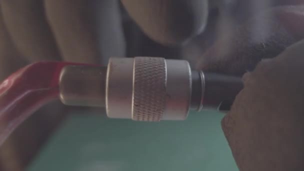 Elektriker Ansluter Kablar Med Metalladapter Byggarbetsplatsen Närbild Installation Elnät Verkstad — Stockvideo