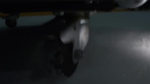 Küçük Bir Kapıcı Arabası Fener Işığında Buzlu Arenada Yol Alıyor — Stok video