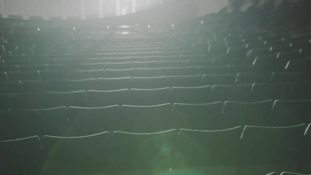 圆形剧场礼堂放映机灯光下的空观众座位 舒适的椅子在音乐厅等着来访者 室内设计 — 图库视频影像