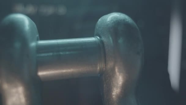 Odšroubování Velkého Šroubu Kovového Závěsu Detailním Záběru Dílny Demontáž Železného — Stock video