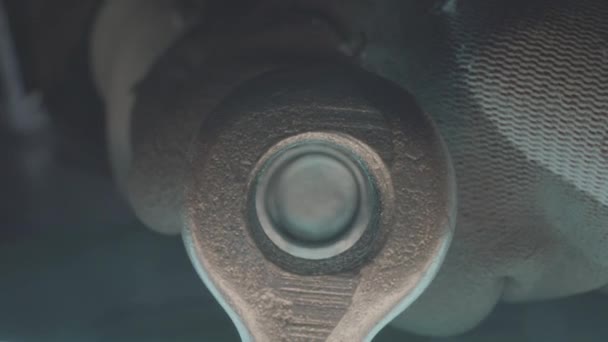 Colocando Haste Aço Dobradiça Metal Planta Oficina Closeup Fixação Parte — Vídeo de Stock