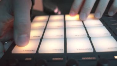 Sunucu, sahne lambaları kontrol panelindeki işaretli düğmelere basar. Kulüpteki ışık noktalarının modern konsolu