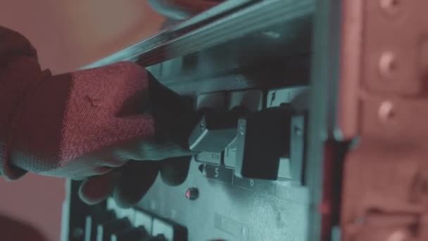 Строитель Перчатках Переключает Поворотные Ручки Автомата Панели Управления Вверх Рабочий — стоковое видео