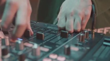 DJ, gece kulübünün kapanış sahnesinde konsol seviyeleriyle manipüle ediyor. Müzik partisinde ses ekipmanları. Enerji sesi veriliyor