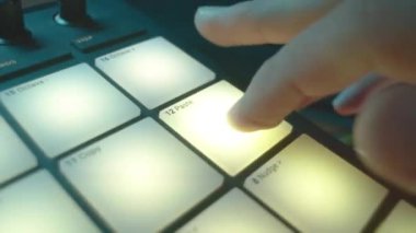 Aydınlatma mühendisi, kontrol panelindeki işaretli düğmelere basarak lazer gösterisini kapatıyor. Eğlence performans teknolojisi