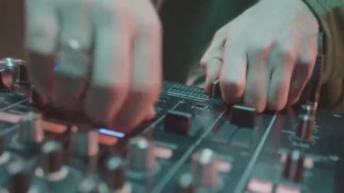 Becerikli DJ, gece klübü kapanışında plak çalar ve plak çalar. Parti sunucusundan eğlenceli bir performans. Eğlence teknolojisi