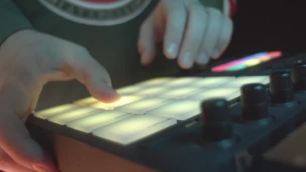Party Host Führt Laser Display Drücken Tasten Auf Dem Bedienfeld — Stockvideo