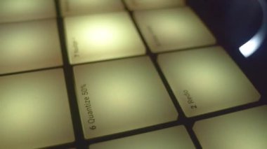 Sanatçı, konser salonundaki gelecekteki lazer gösteriminde kontrol panelinin tuşlarına basıyor. DJ partide lamba değiştiren düğmelere basıyor