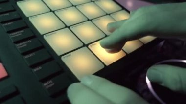 Hafif jokey, kontrol paneli ile çalışır ve yakın çekimde lazer gösterisi yapar. DJ tıklıyor düğmelere basıyor partilerde lamba renklerini değiştiriyor