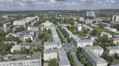 Güzel caddeleri ve çatıları olan şehir manzarası. Yerleşim yerleri ve ağaçlar şehrin kalbinde pitoresk bir manzara yaratıyor.