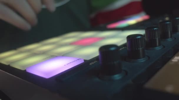 男子点击控制面板上发光的紫色按钮 在夜总会特写镜头中进行激光表演 操作者在晚会上增加了轻量级表演的色彩 — 图库视频影像