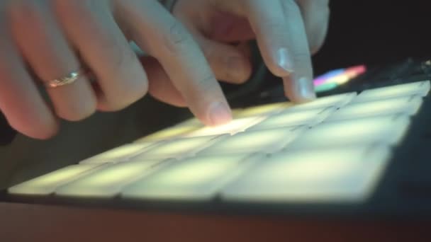 艺术家在晚间演出特写时 在控制面板上表演激光神秘触动键 主机在工作场所的控制台键盘上选择光模式 — 图库视频影像