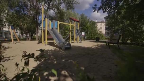 Parco Giochi Nel Cortile Urbano Dispone Scivolo Altalena Attrezzature Parchi — Video Stock