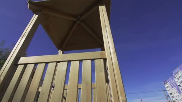 Drewniany Dach Wspaniałego Placu Zabaw Zapewnia Ochronę Puste Wyposażenie Placu — Wideo stockowe